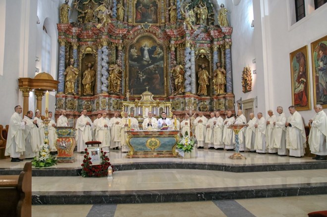 Sveta misa zadušnica za papu Franju u varaždinskoj katedrali